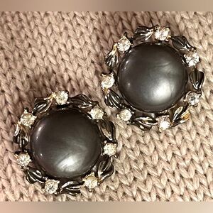 Vintage Glamour: Elegant Grey Cabochon & Rhinestone Clip-On Earrings